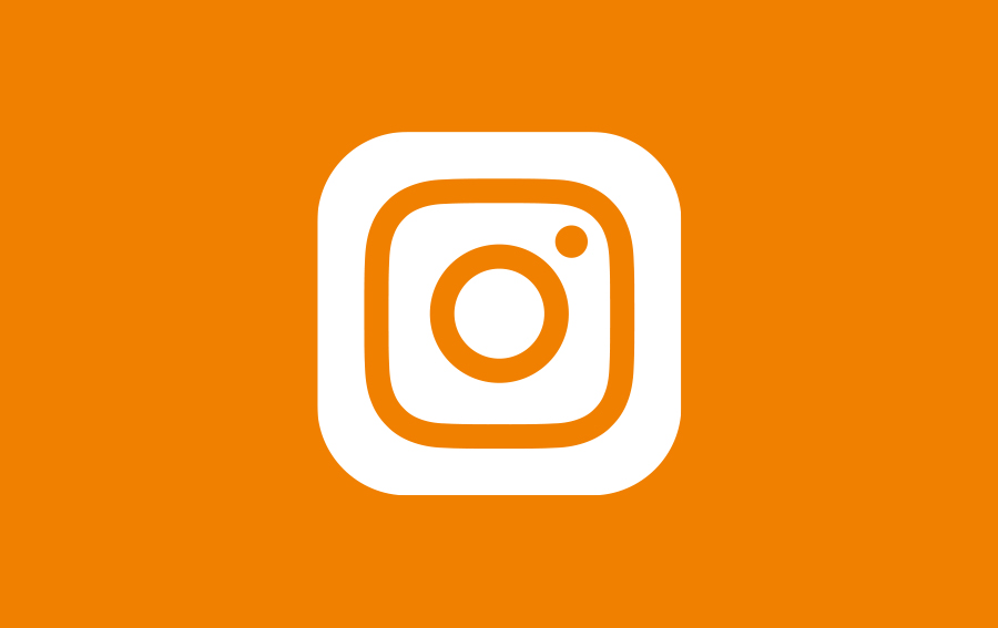 Kontaktmöglichkeit Instagram, orangener Hintergrund mit dem Instagram Logo